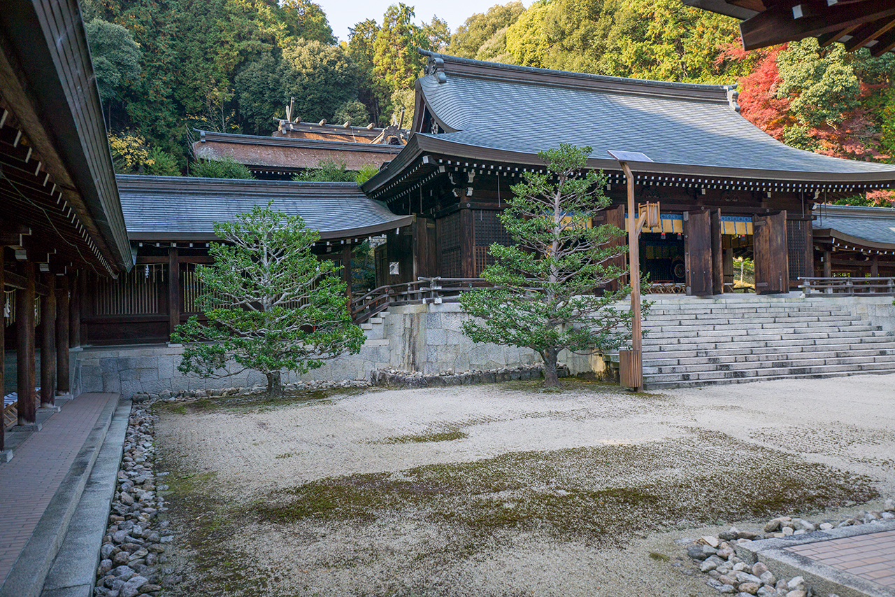 近江神宮 外拝殿 内拝殿 本殿