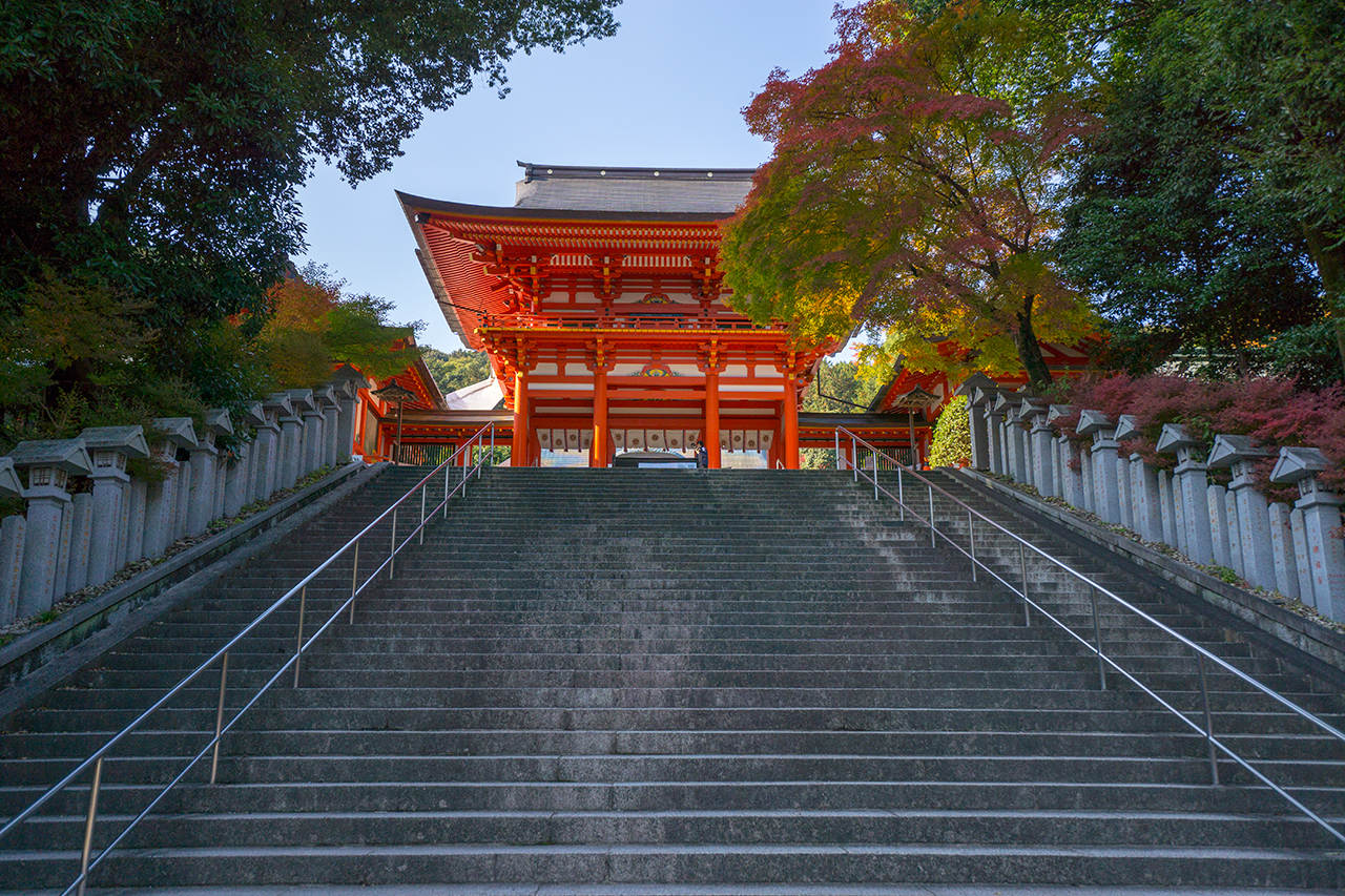近江神宮 石段上の楼門