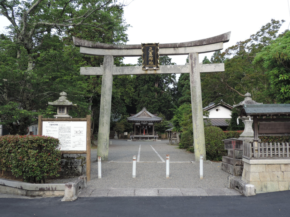 鳥居と拝殿