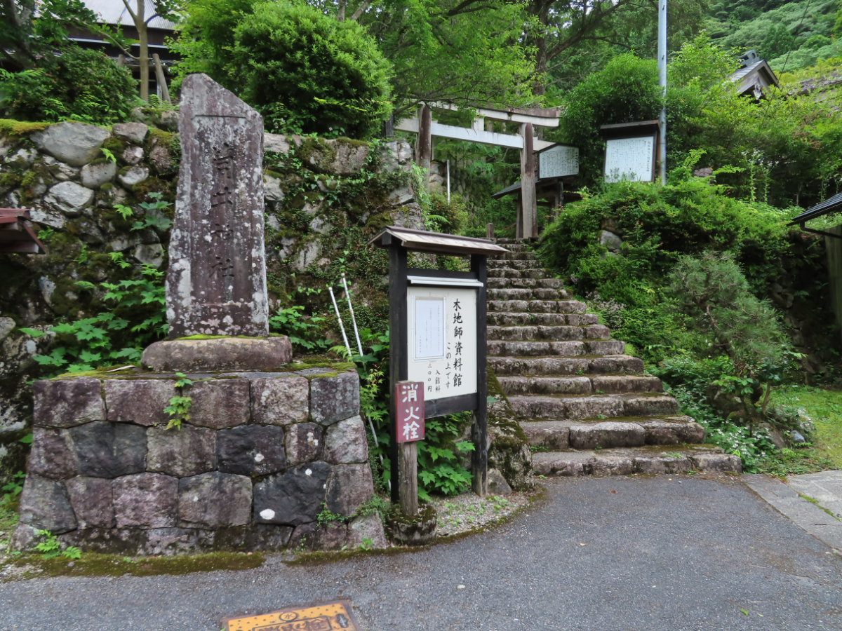鳥居と石段