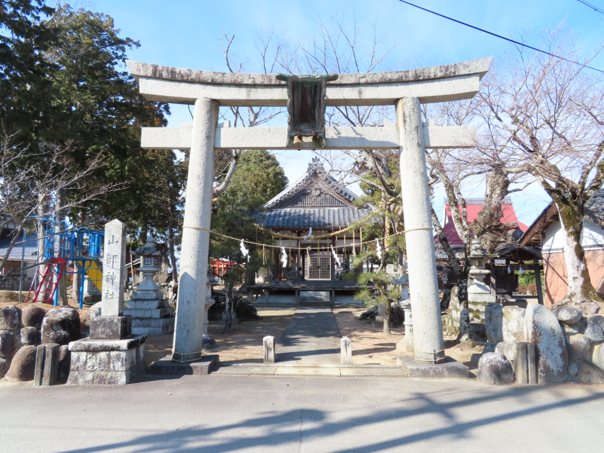 鳥居と拝殿