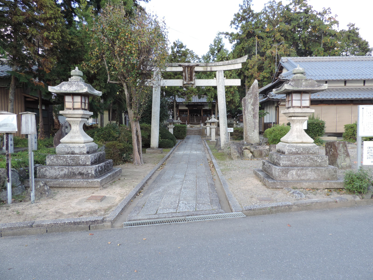 鳥居と拝殿