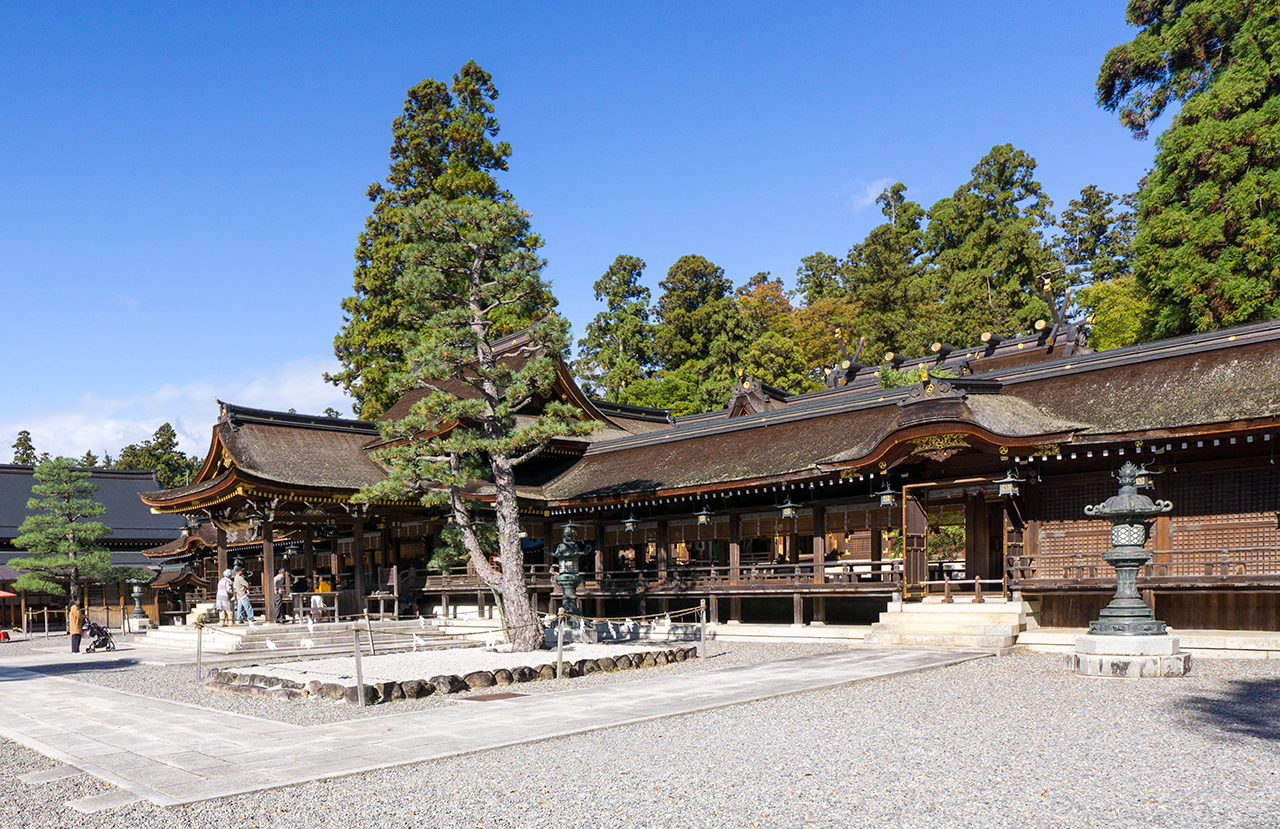 拝殿前の青銅の灯篭