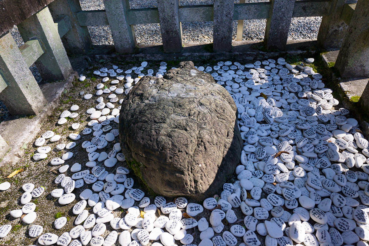 寿命石と奉納された白石