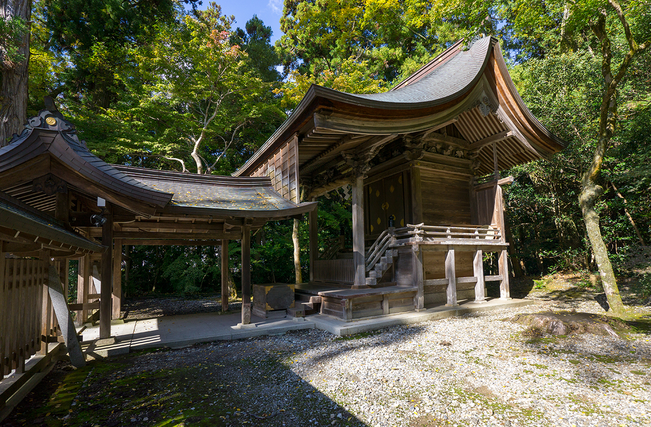 日向神社 社殿横