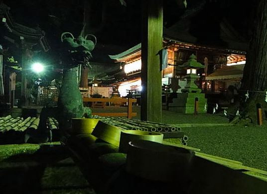 夜の拝殿