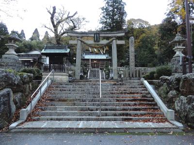 鉛練比古神社 鳥居と拝殿