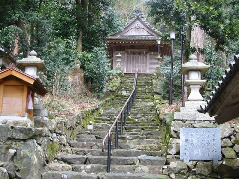 参道階段と拝殿