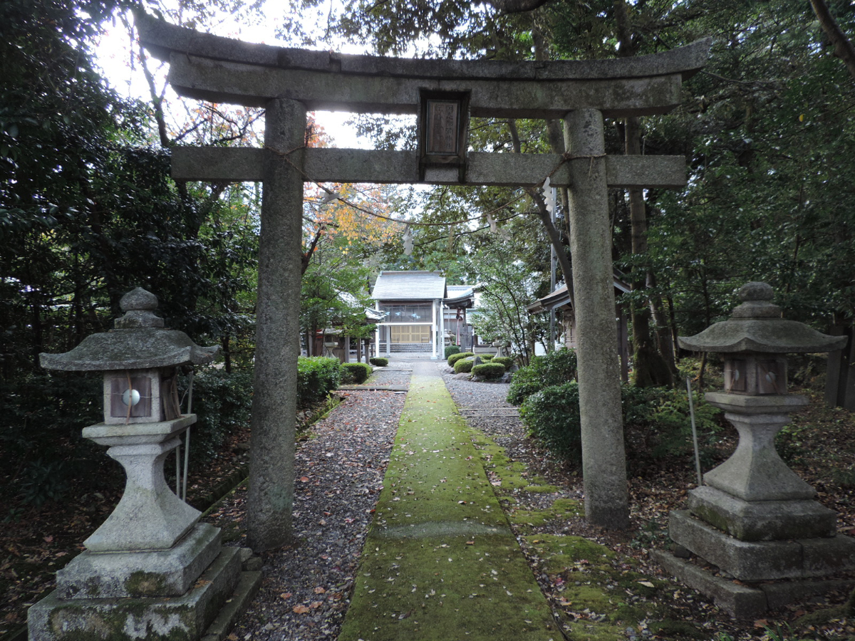 鳥居と拝殿