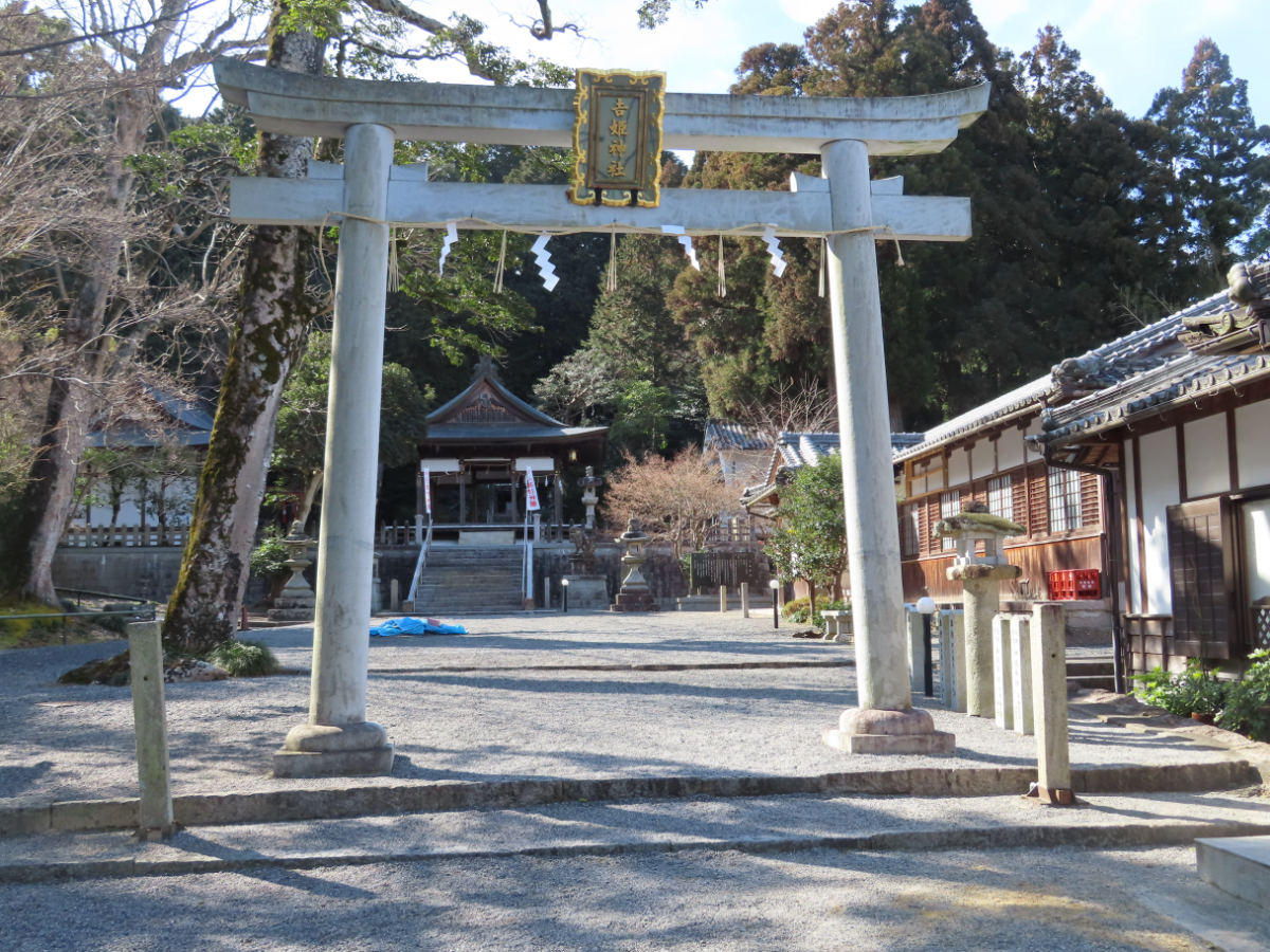 鳥居と拝殿