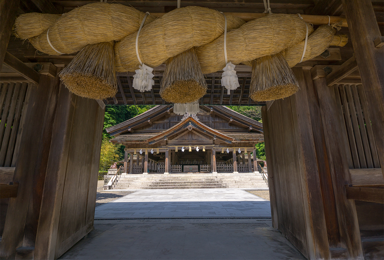 美保神社 神門の注連縄と祓解