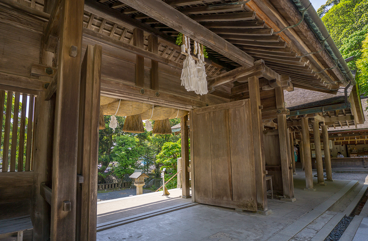美保神社 裏から見える祓解