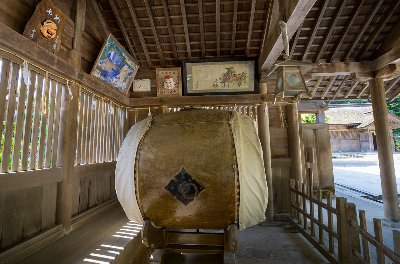 美保神社 回廊にある大鼕