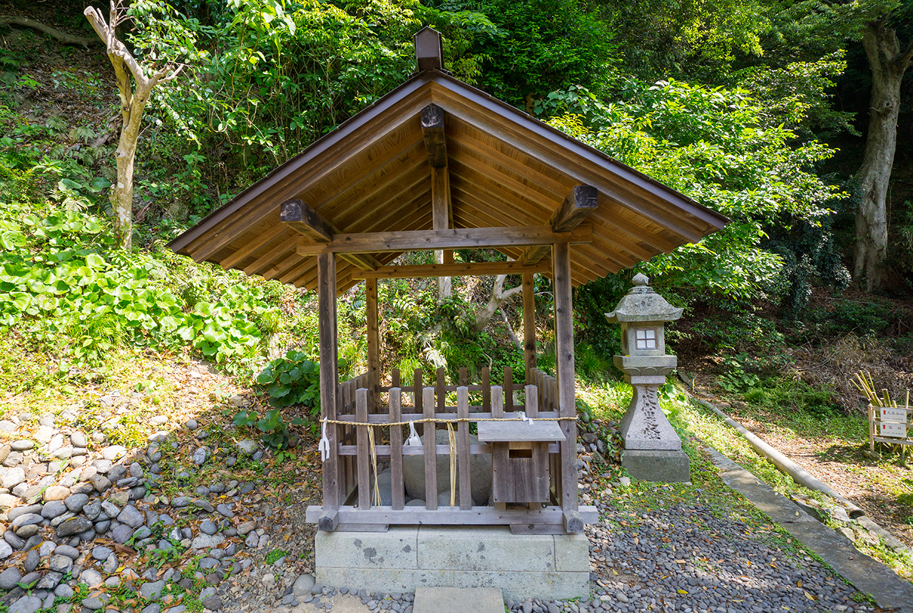 美保神社 御霊石の社殿