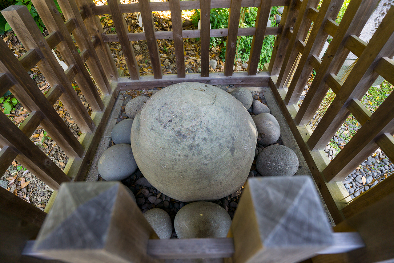 美保神社 御霊石
