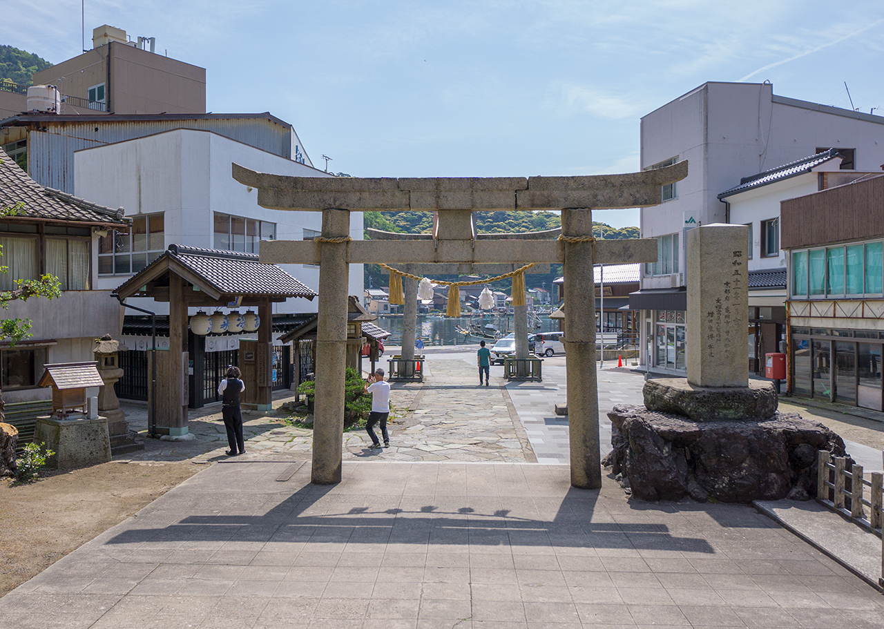 美保神社 第二鳥居から振り返った境内の参道と港