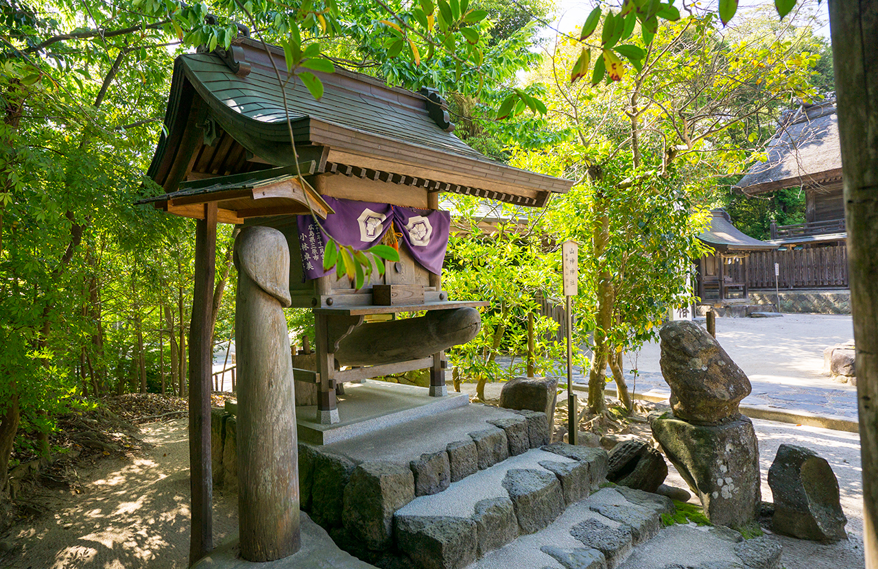 八重垣神社 山神神社 社殿 斜め