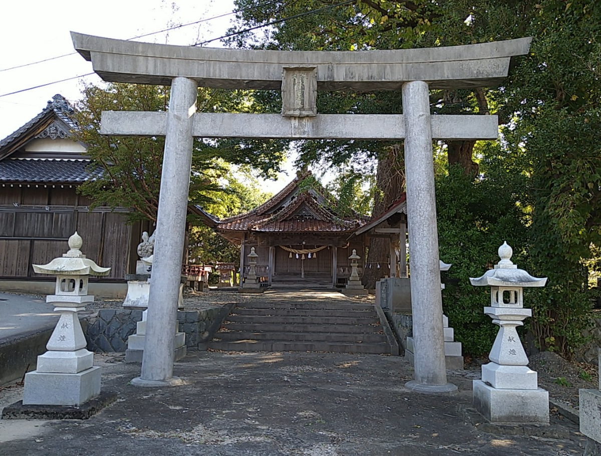 鳥居と拝殿