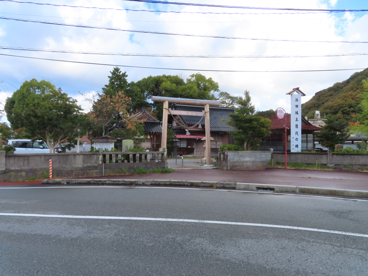 神社入口と鳥居