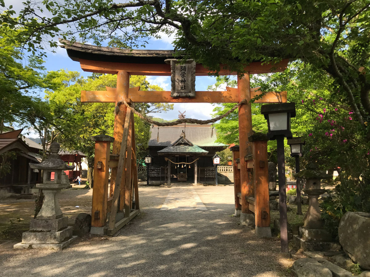 鳥居と拝殿