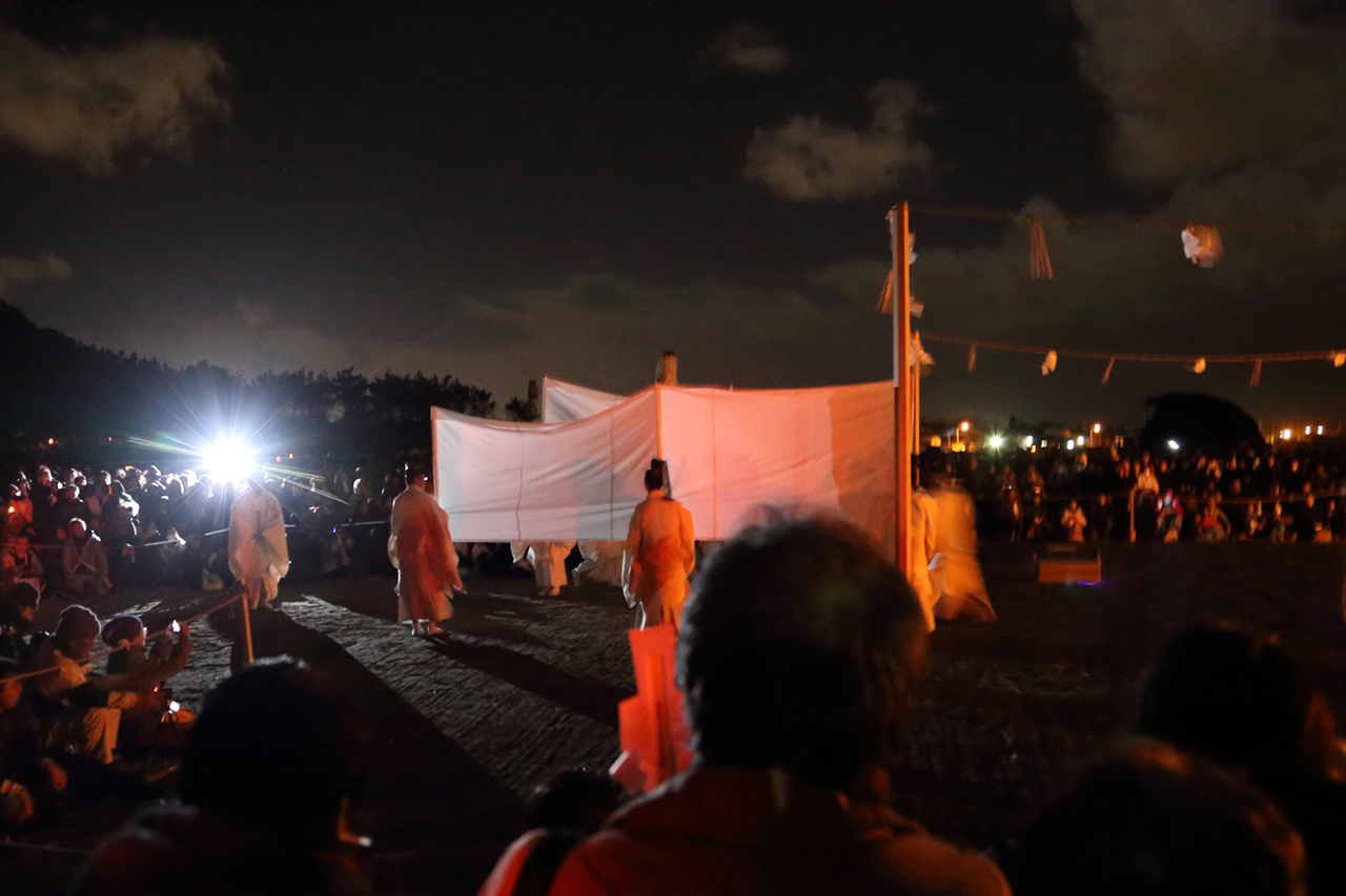 神迎祭 神々が宿った神籬を運ぶ様子