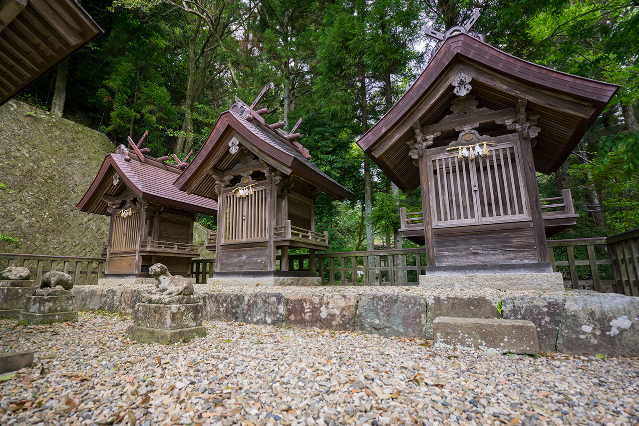 天穂日命社・天夷鳥命社/荒神社・稲荷社の社殿