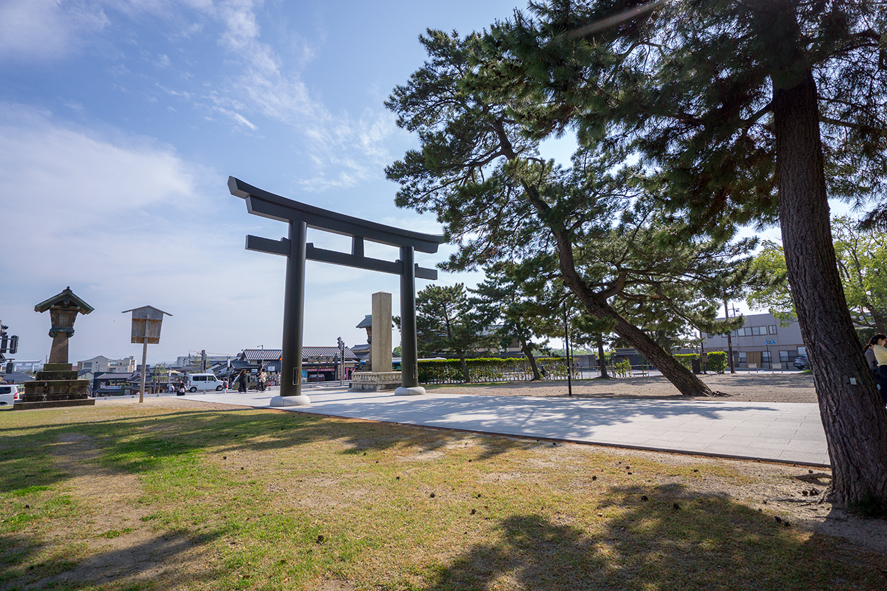 二の鳥居（勢溜の大鳥居）と勢溜 裏側