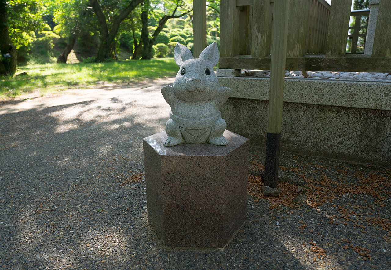 野見宿禰神社 相撲の格好をしたうさぎ