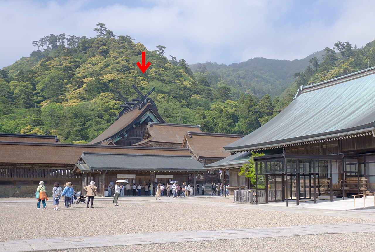 境内から見える拝殿・八足門・楼門・本殿