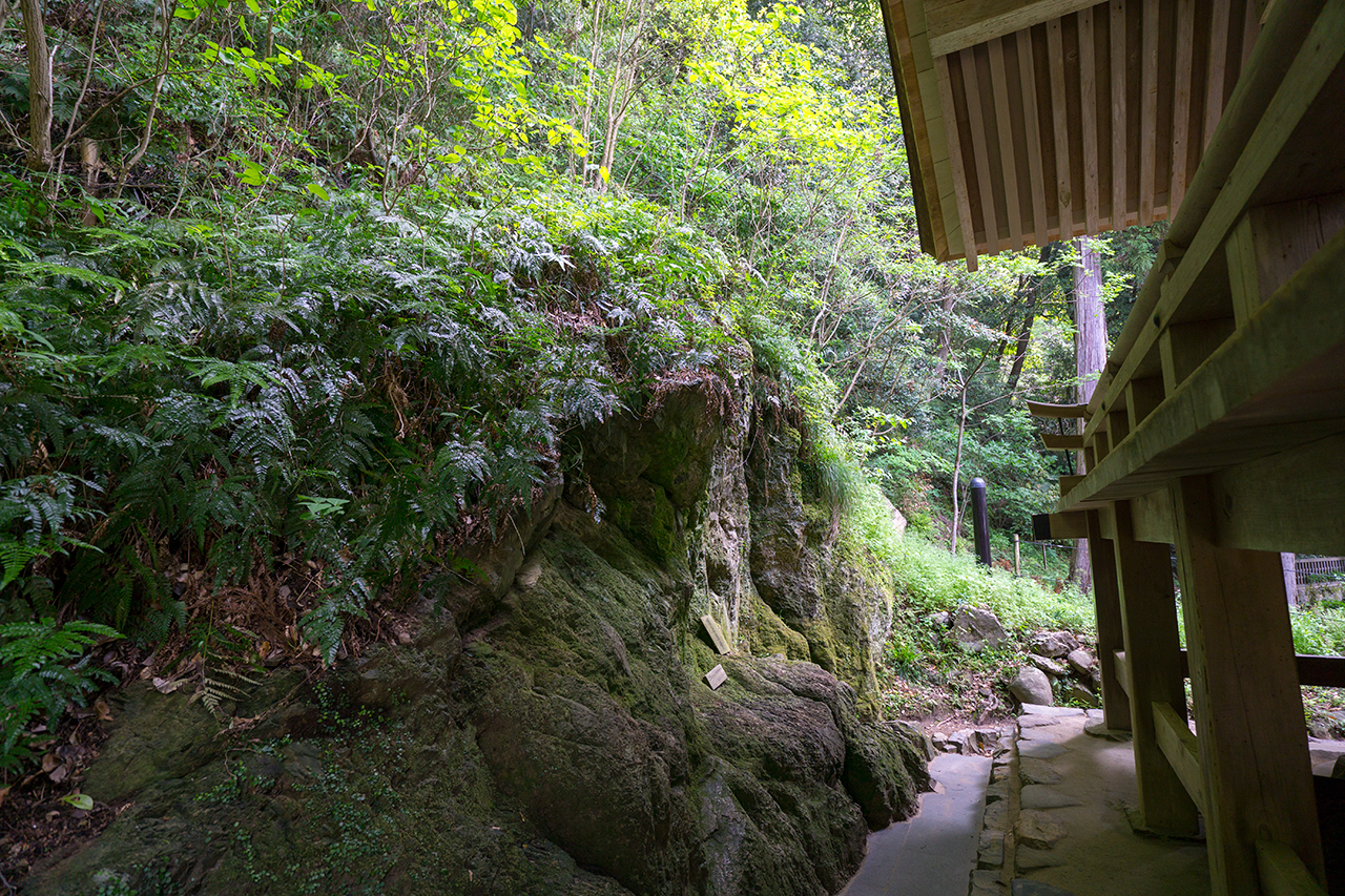 素鵞社の裏にある巨大な磐座