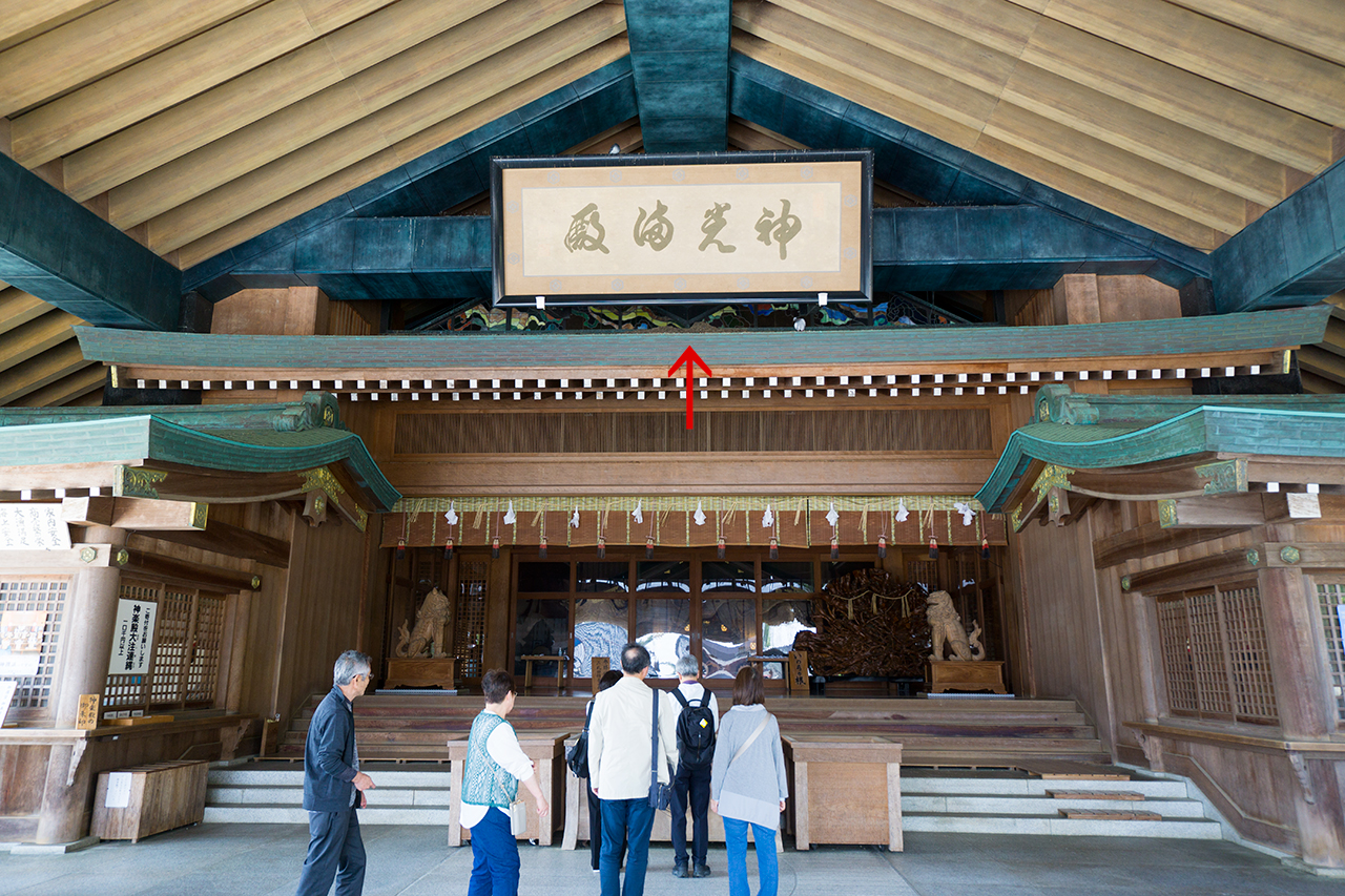 神楽殿破風のステンドグラス