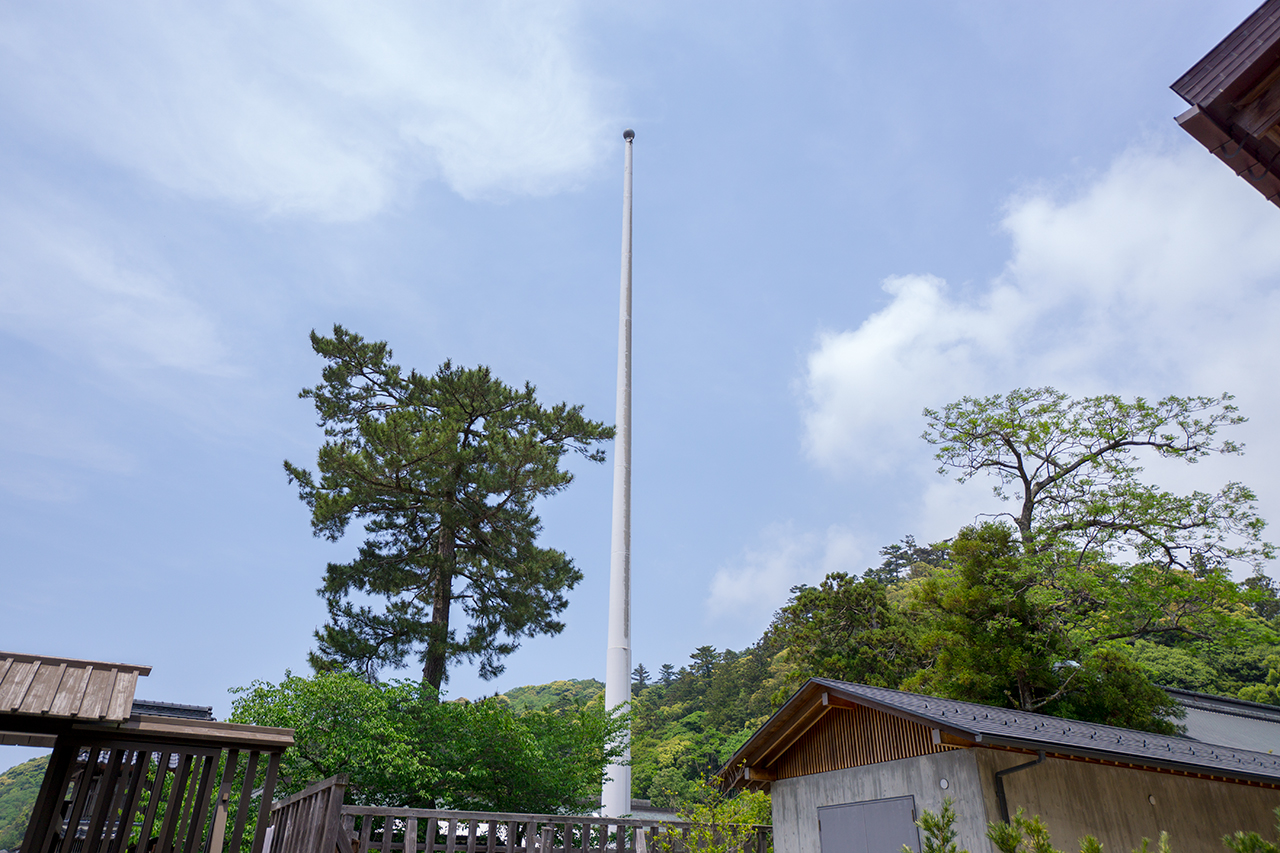 境内からみた国旗掲揚塔