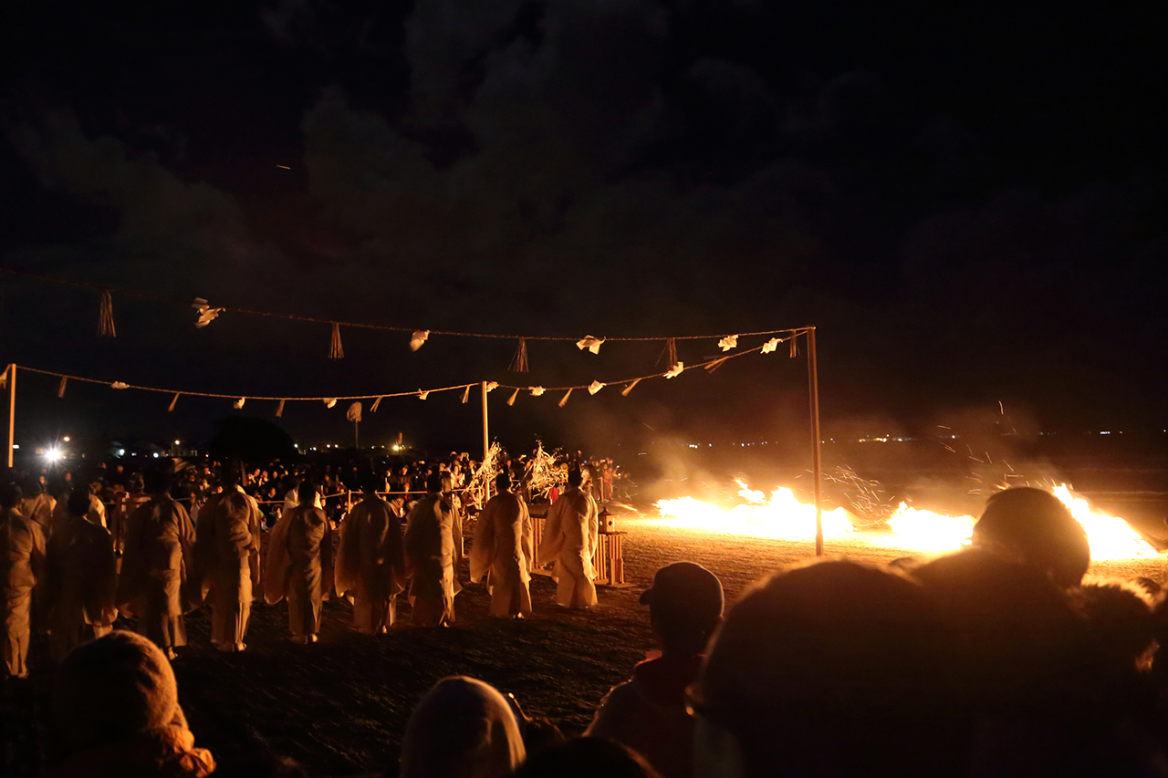 神迎祭 神火が焚かれた稲佐の浜