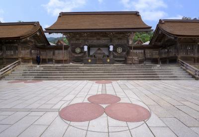 出雲大社 八足門と古代の御本殿の御柱跡