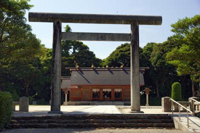 松江護国神社 鳥居と拝殿