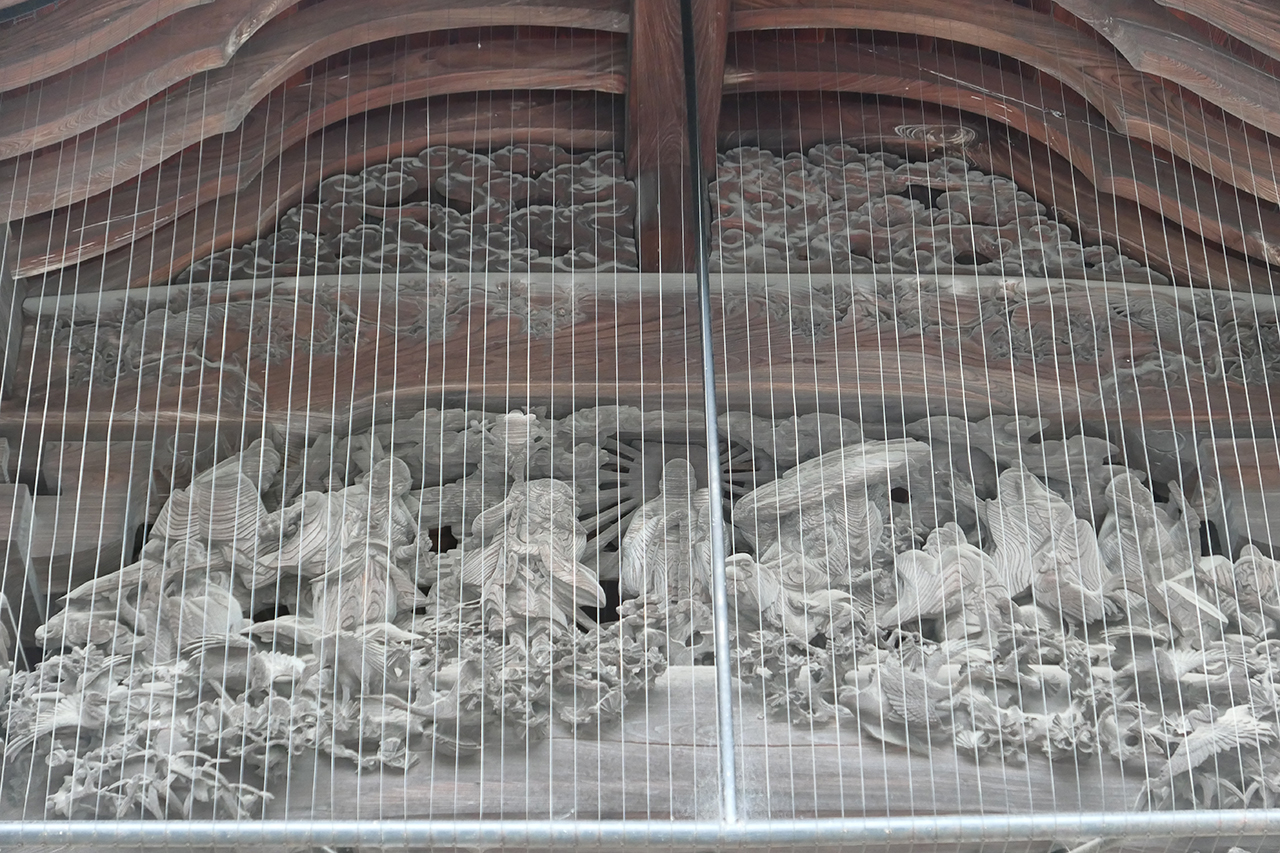 拝殿正面の天の岩戸の彫刻