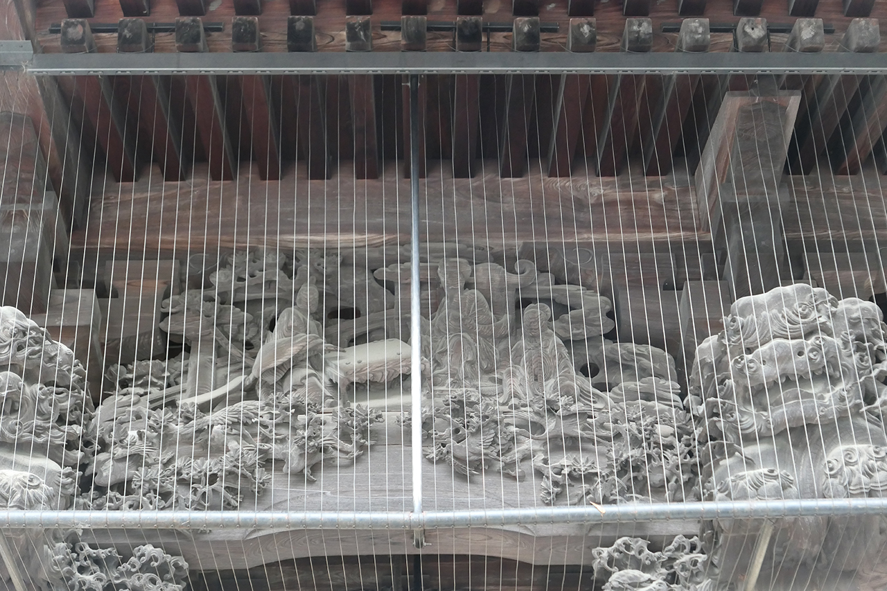 拝殿右側の吉備真備の彫刻