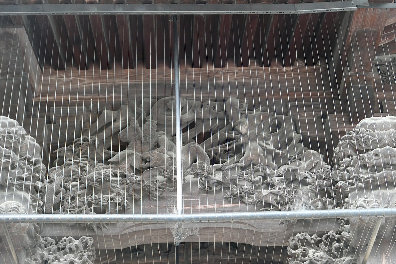 拝殿左側の源頼政の彫刻