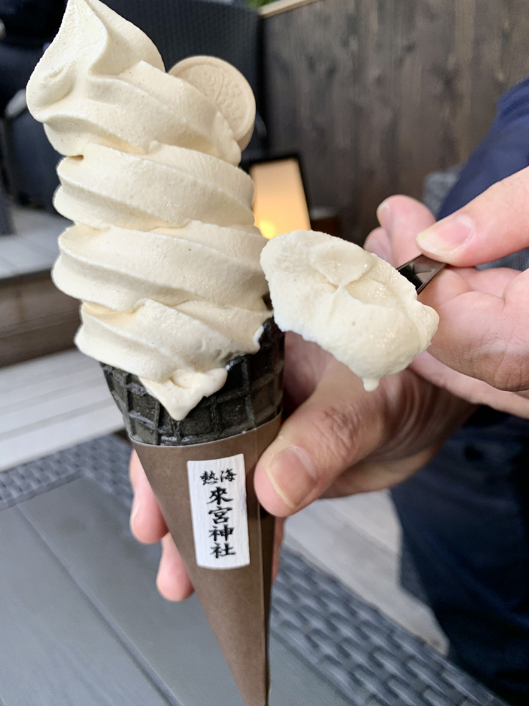 鳥居の結び葉のソフトクリーム