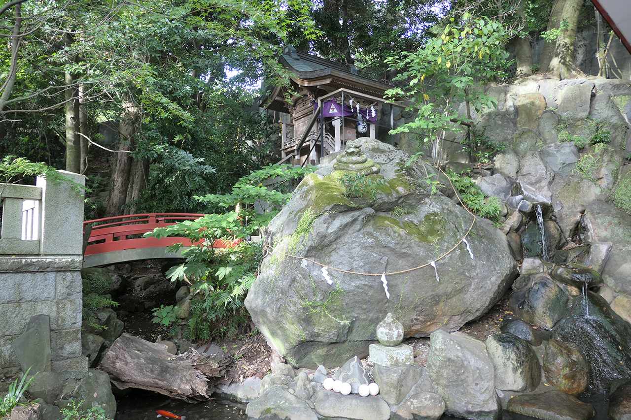 弁天岩と社殿