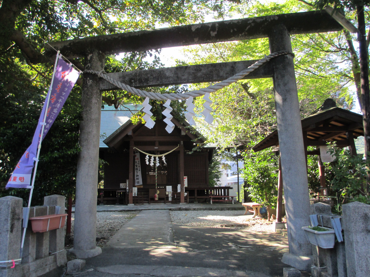 鳥居と拝殿