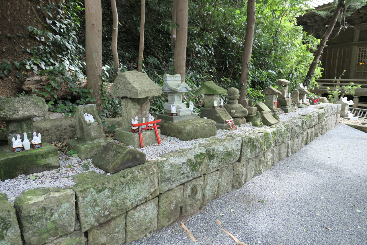 砂村稲荷神社横の小さな祠