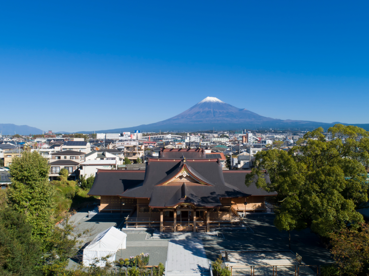 社殿と富士山