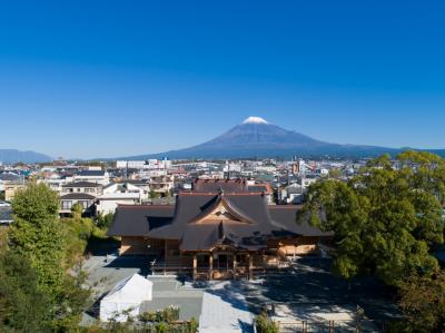 富知六所浅間神社 社殿と富士山