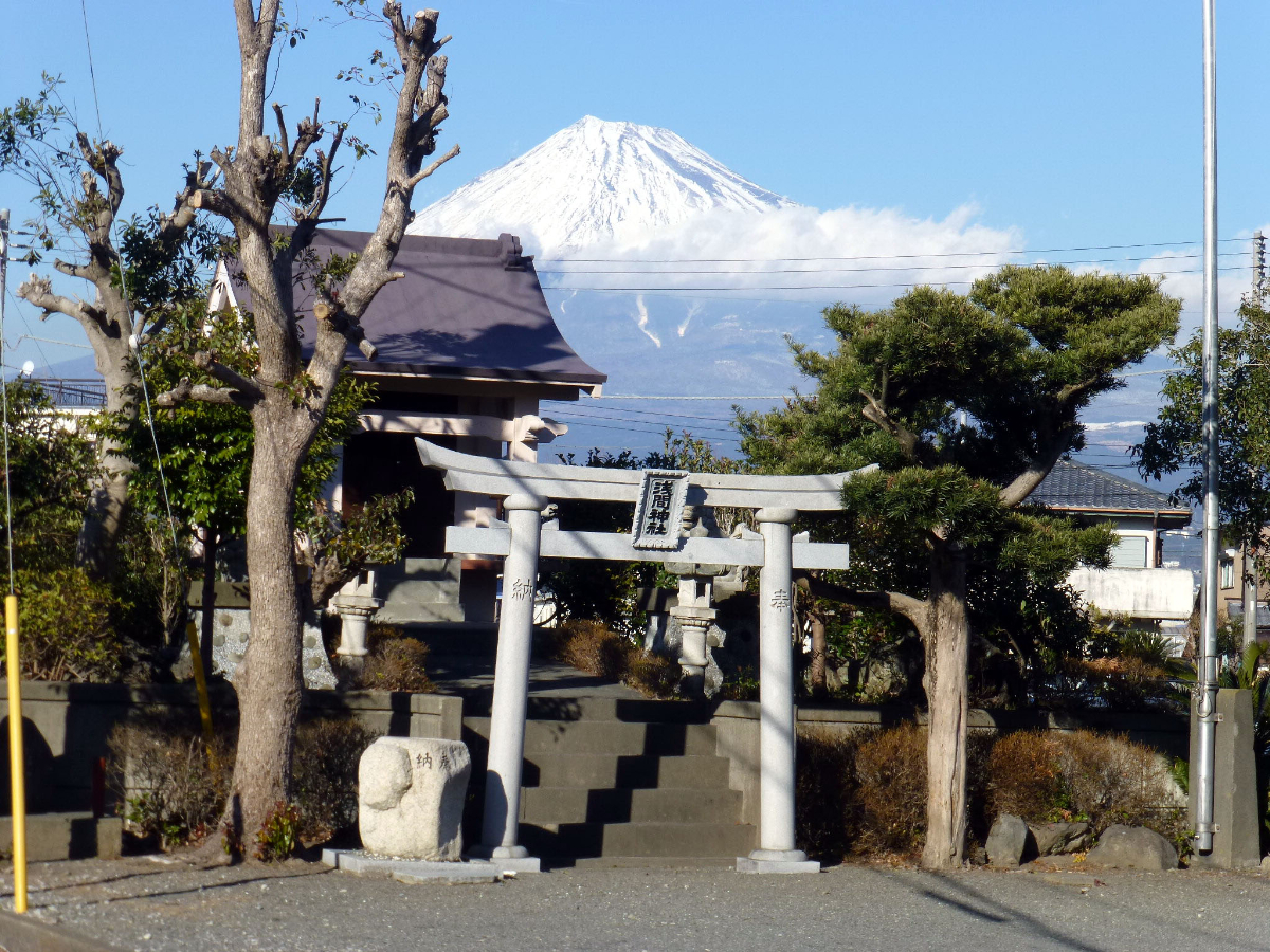 鳥居と拝殿