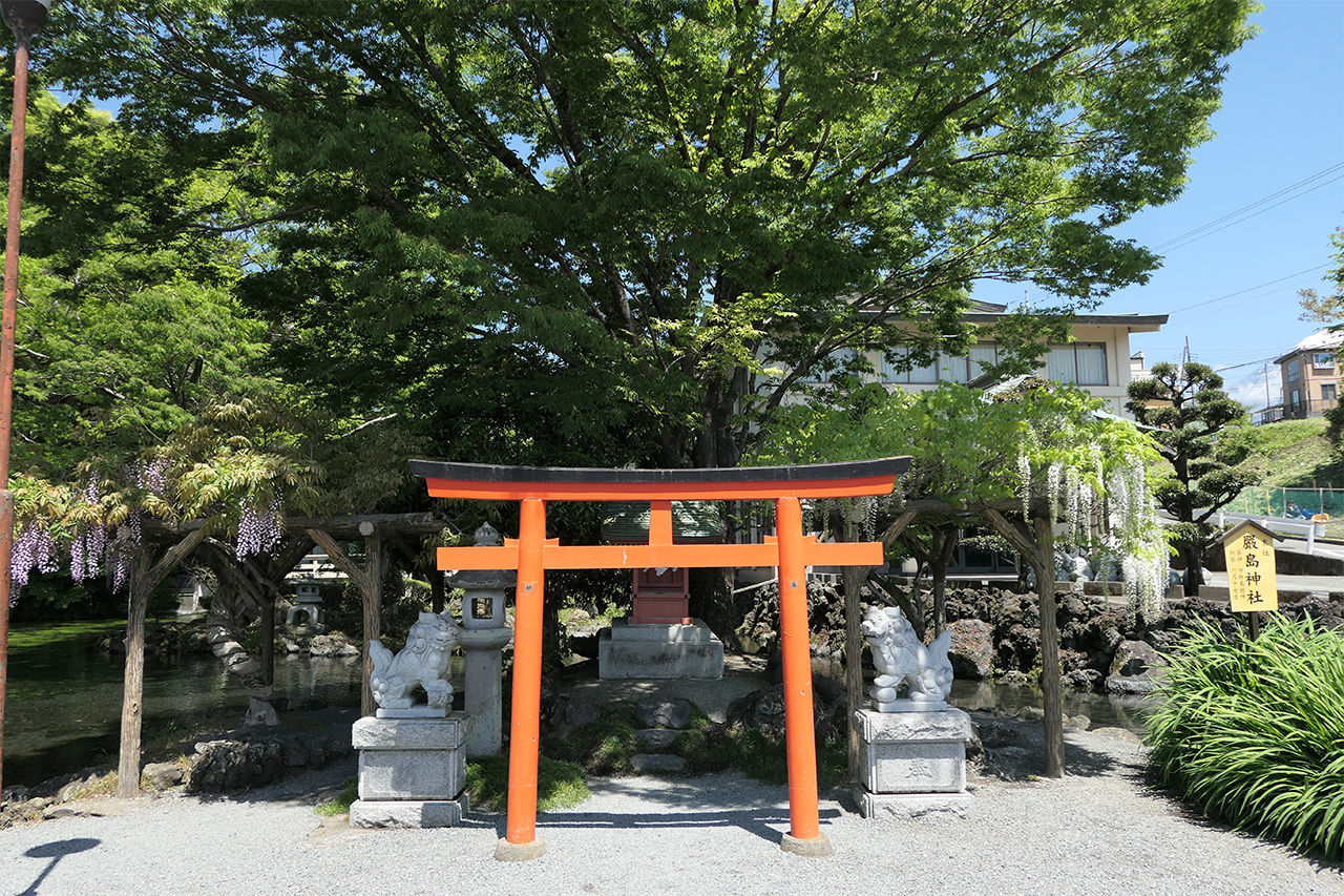 厳島神社 鳥居と社殿