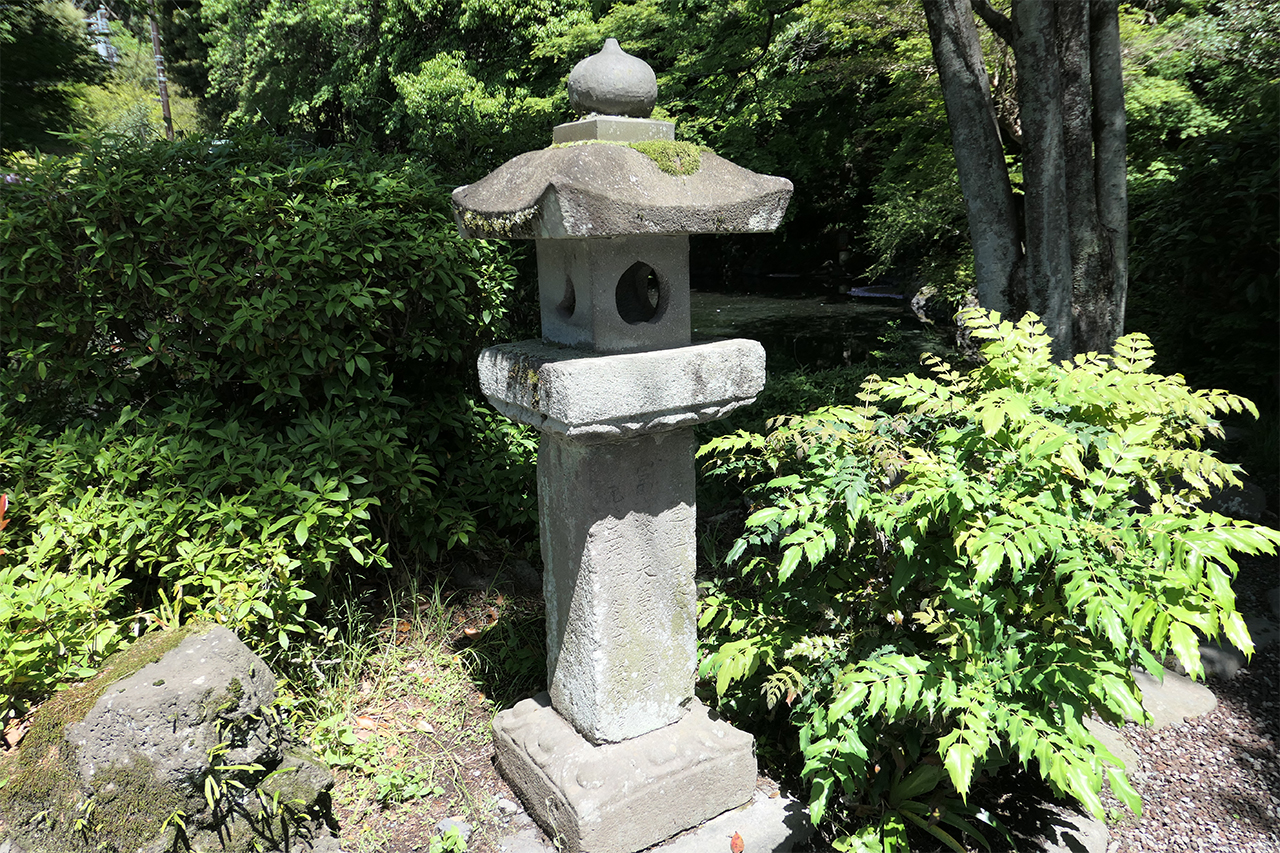 湧玉池脇の石碑