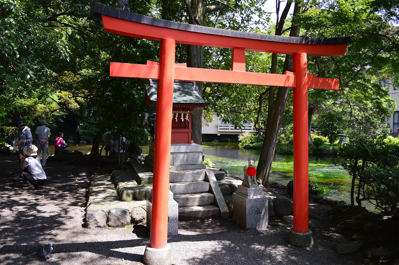 稲荷神社 鳥居と社殿