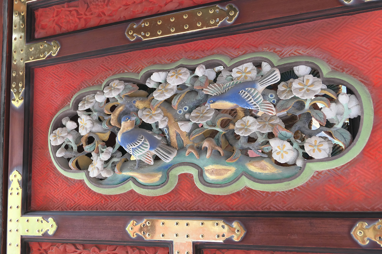 「黒松に鳥」と「唐獅子牡丹」の透彫
