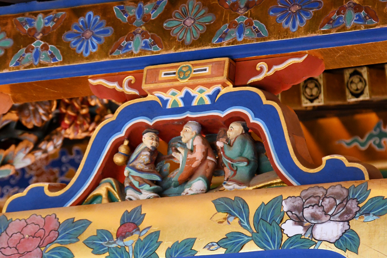 3賢人が水の瓢箪の味比べの彫刻